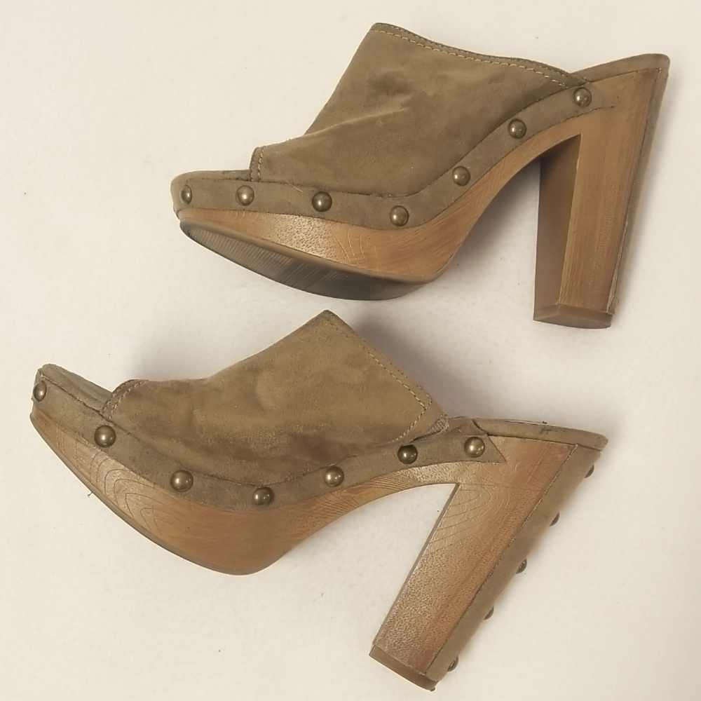 Stylish Tan Heeled Mules